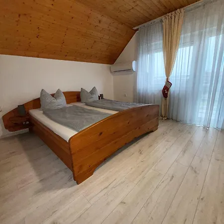 Marta Vendeghaz Case de vacanță *